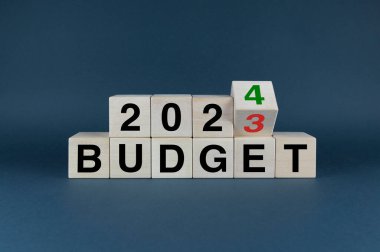 Bütçe 2023 - 2024. Küpler, Bütçe 2023 - 2024 kelimelerini oluşturur. Bütçe planlama kavramı