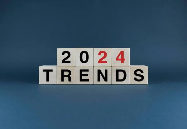 Tendinţe 2024 Cuburile Formează Cuvinte Tendințe 2024 Conceptul Afaceri Tendințelor — Fotografie, imagine de stoc