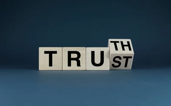 Věř Pravdě Kostky Tvoří Slova Důvěra Pravdě Obchodní Koncept Založený — Stock fotografie