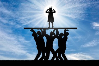 Çocukça bencillik. Bir grup insan, kafasında taç olan bencil bir kızı kaidede tutuyor. Çocukların egoizminin ve kaprislerinin davranışları. Sosyal sorunlar. Siluet