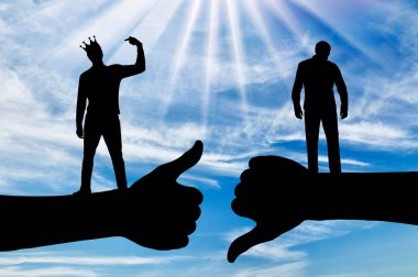 Bencillik ve ego. Kafasında taç olan kibirli bencil bir adam kendini başkalarından daha üstün gördüğü için kendini işaret ediyor. Egoizm kavramı, kibir. Siluet