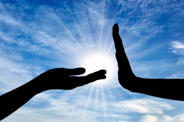 Bencillik ve kibir. Bir el teklif eder ve sorar, diğer el sürekli reddeder ve bir dur hareketi gösterir. Bencil ve kibirli davranış konsepti. Siluet