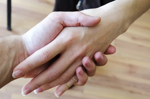 Un apretón de manos amistoso. Hombre y mujer estrechando las manos . — Foto de Stock