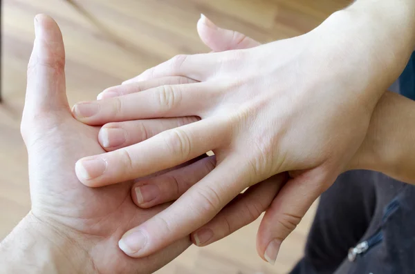 Vänlig handskakning. man och kvinna som skakar hand. — Stockfoto