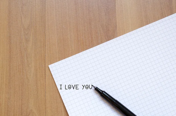 Cuaderno en blanco y pluma de tinta en un escritorio de madera — Foto de Stock