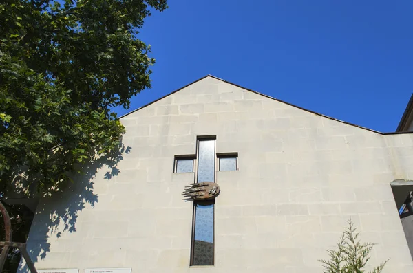 Kruis van kerk op de muur — Stockfoto