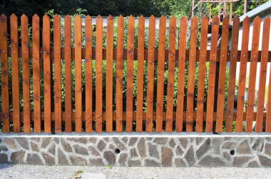 taşlar üzerinde ahşap çıta çit