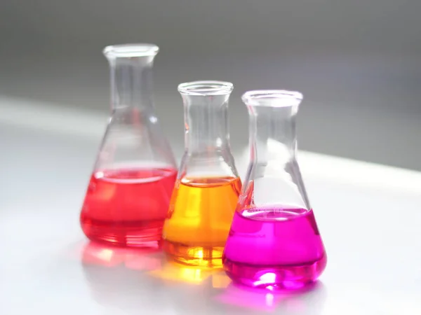 Erlenmeyer Frasco Cônico Laboratório Bancada Com Solução Solvente Colorida Experimento — Fotografia de Stock