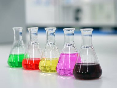 Erlenmeyer ya da konik matara, titrasyon deneyi, asitlik, alkaliklik ve atık su örneğine bileşik toplam sertlik analizi ile renkli çözücü çözeltiye sahiptir..