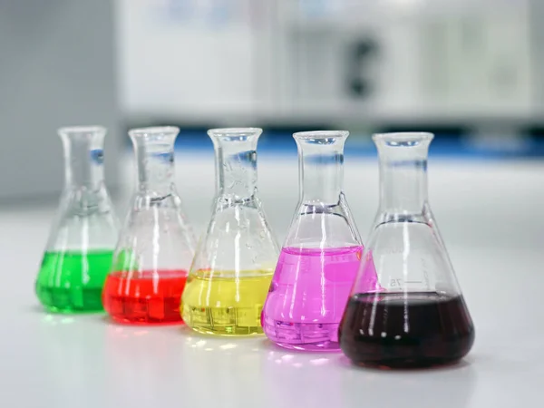 Laboratorio Erlenmeyer Conical Flask Bench Con Soluzione Solvente Colorata Esperimento — Foto Stock