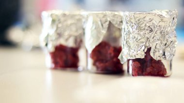 Alüminyum folyoyla kaplanmış et şişeleri laboratuarda, antibiyotik testleri için biyoteknoloji analiz deneyine hazırlanıyor. Tüketicilerin kararlılığı için gıda temizliği.