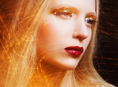 model lüks makyaj ile.