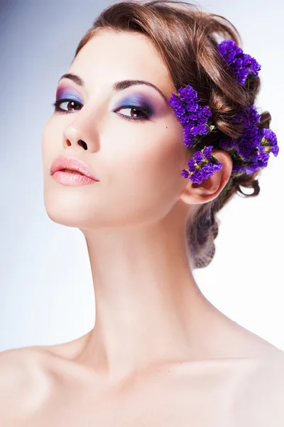 Flicka med blommor i håret — Stockfoto