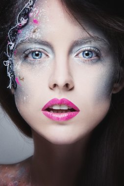 yaratıcı makyaj ile model