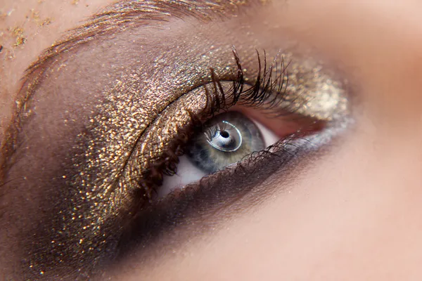 Œil de femme avec un maquillage parfait — Photo