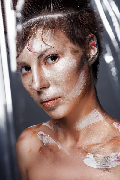 Chica en pintura cubierta con lentejuelas brillantes — Foto de Stock