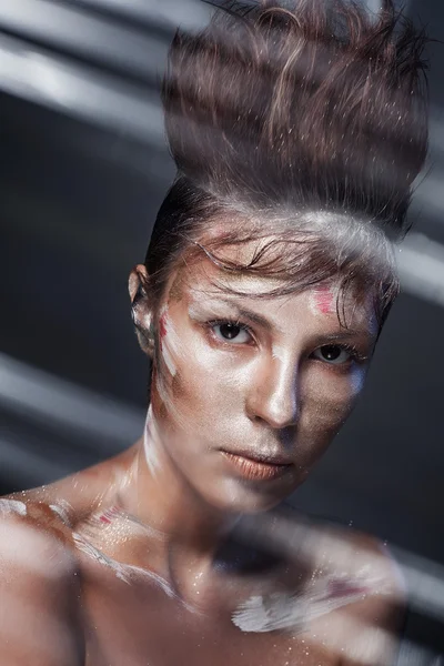 Flicka i paint täckt med skimrande paljett — Stockfoto