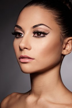 uzun kirpiklerini olan kadın