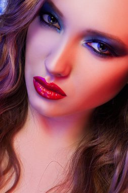 Kırmızı dudaklı kadın