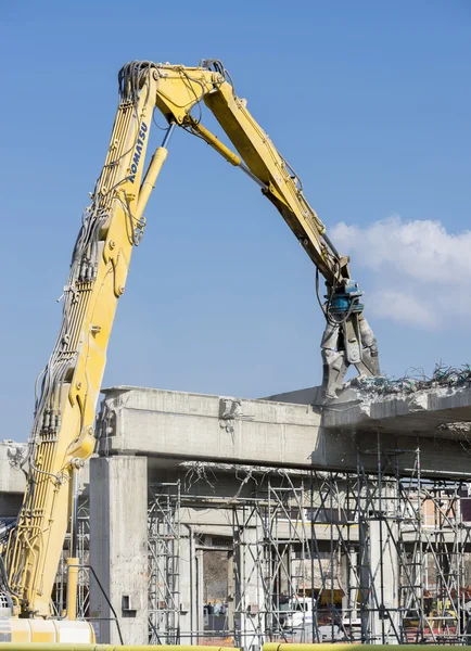 Crane knocking down  a bridge — Stock Photo, Image