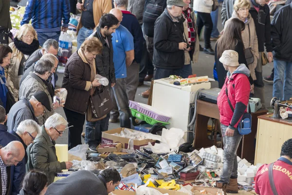 Venditore nel mercato delle pulci (Barcellona, els encants ) — Foto Stock