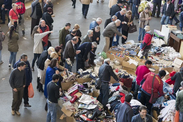 Leverancier in vlooienmarkt (barcelona, els encants) — Stockfoto