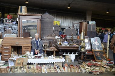 Satıcı (Barselona, els encants bit pazarı içinde)