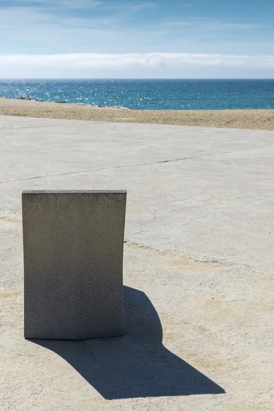 Stenen stoel waterkant — Stockfoto
