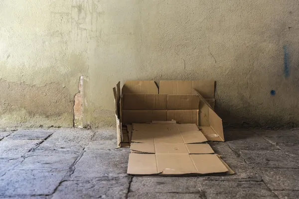 Postel vyrobena z kartonů bezdomovec — Stock fotografie