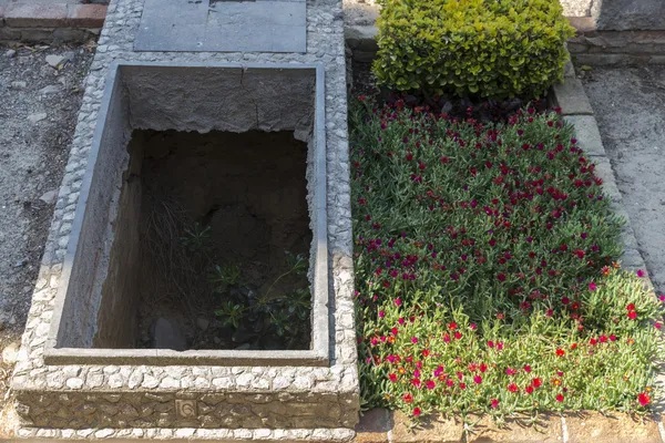 Dos tumbas en un cementerio — Foto de Stock