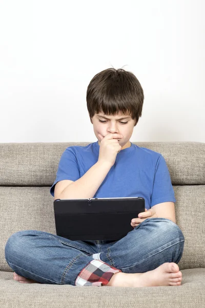 Genç bir çocuk ve bir tablet dijital — Stok fotoğraf