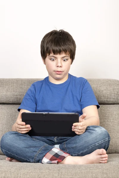 Překvapen chlapec a digitální tablet — Stock fotografie