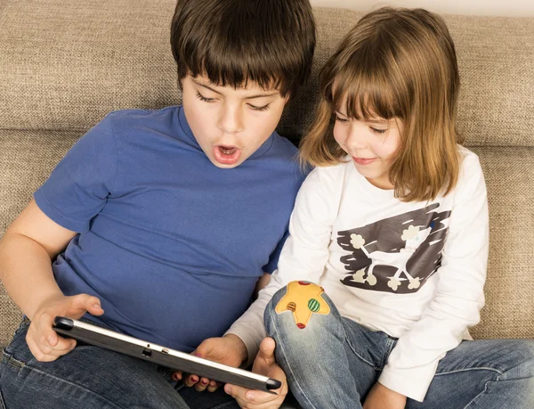 Kinderen spelen met een digitale tablet — Stockfoto