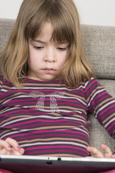 Bambina che gioca con un tablet digitale — Foto Stock