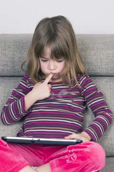 Bambina che gioca con un tablet digitale — Foto Stock