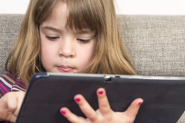 Bambina che gioca con un tablet digitale — Foto Stock