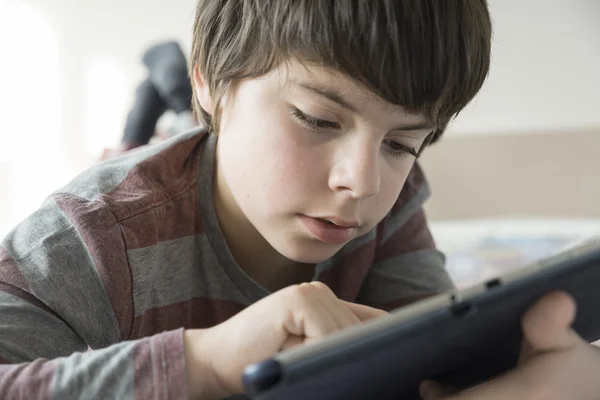 genç bir çocuk ve bir tablet dijital