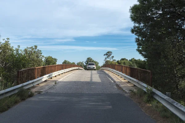 Puente con un coche —  Fotos de Stock