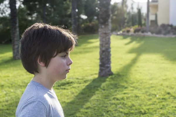 Ritratto di giovane ragazzo di profilo — Foto Stock