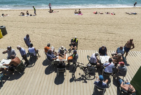 Senior mensen Domino's spelen op het strand, barcelona. — Stockfoto