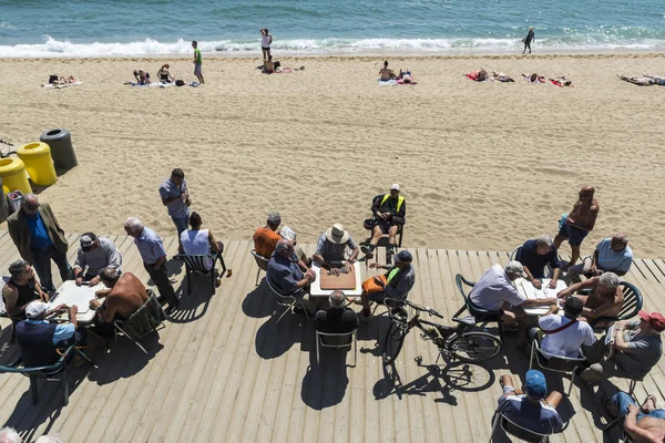 Senior mensen Domino's spelen op het strand, barcelona. — Stockfoto
