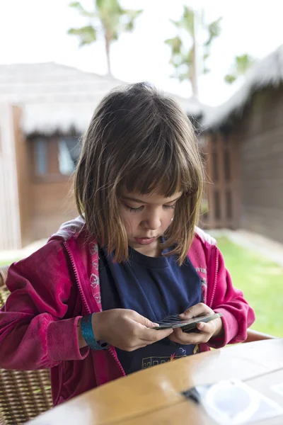 Kleines Mädchen mit einem Kartenspiel — Stockfoto