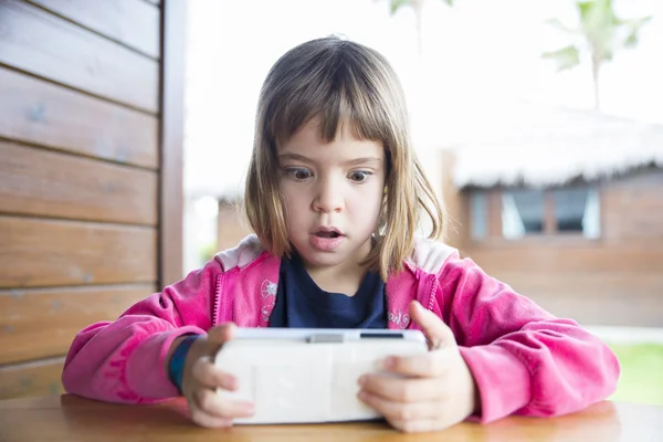 Klein meisje met een smartphone — Stockfoto