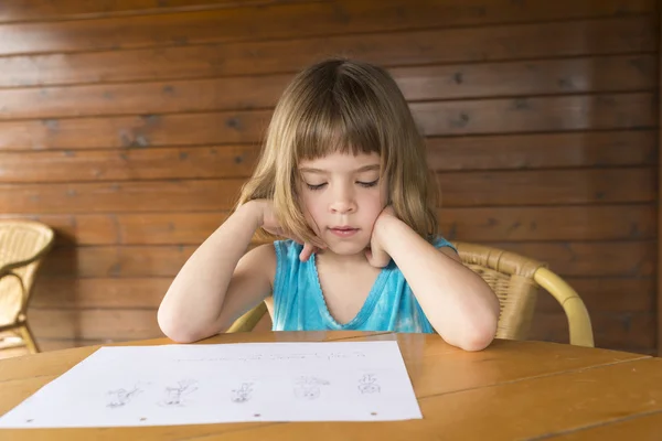Kleines Mädchen zeichnet — Stockfoto