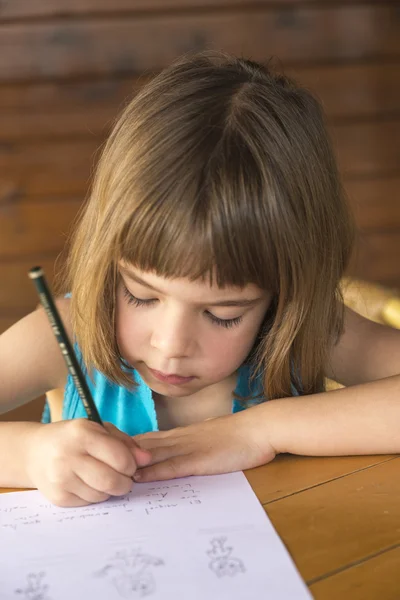 Kleines Mädchen schreibt — Stockfoto