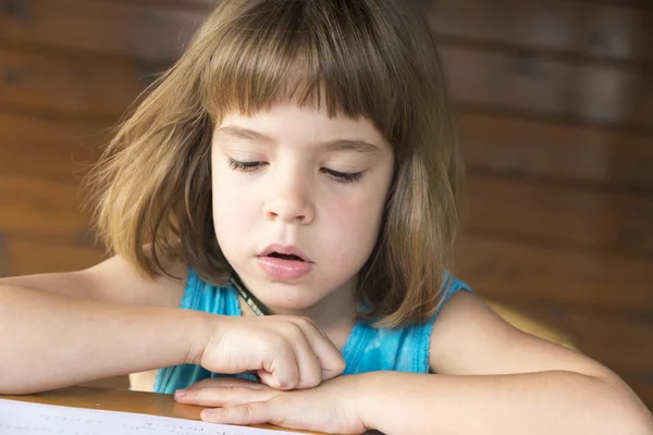 Kleines Mädchen liest — Stockfoto