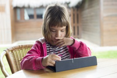 Dijital tablet ile küçük kız