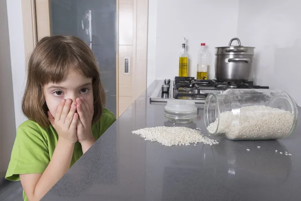 Liten olycka i köket — Stockfoto