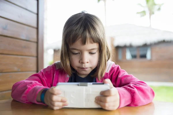 Kleines Mädchen mit Smartphone — Stockfoto