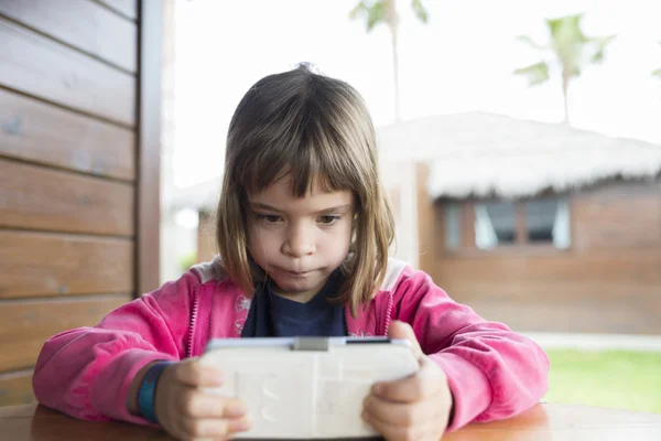 Petite fille avec un smartphone — Photo